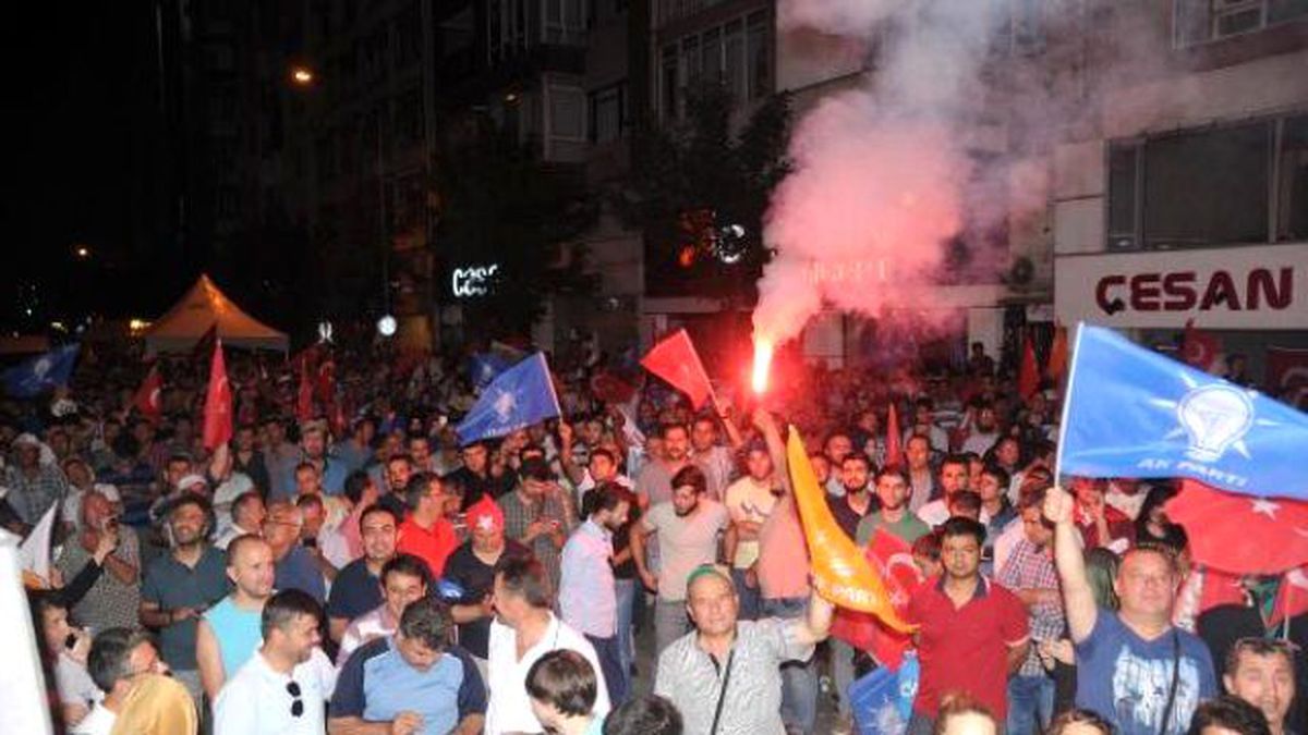 Eskişehir\'de AK Parti İl Binası Önünde Darbe Protestosu