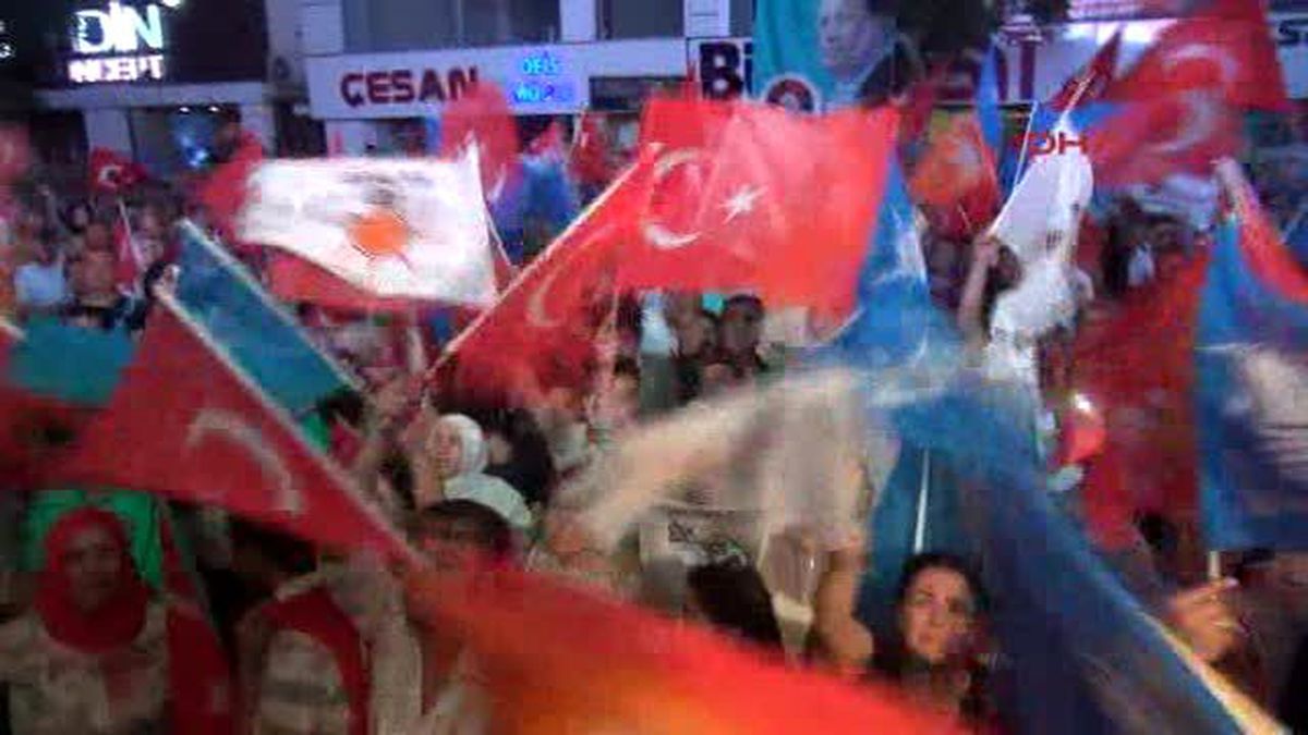 Eskişehir\'de AK Parti İl Binası Önünde Darbe Protestosu