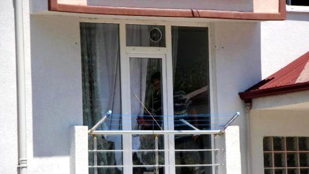 Evde İntihara Kalkışan Eşini Camdan İçeriye Girerek Kurtardı