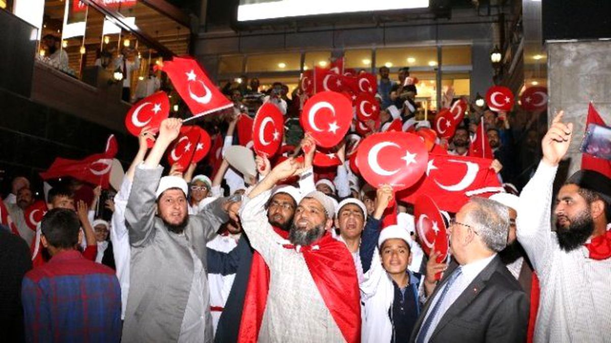 Fetih Suresi ve Dualar ile Darbe Girişimini Lanetlediler