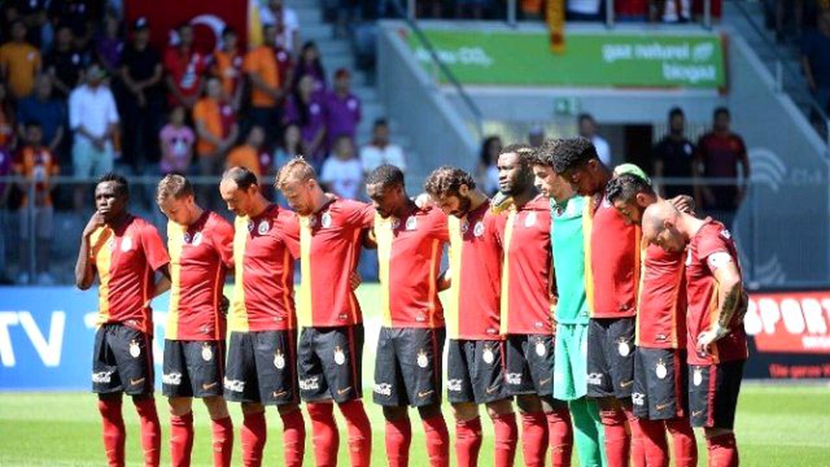Galatasaray - Zürih Maçı Öncesi Şehitler İçin Saygı Duruşu