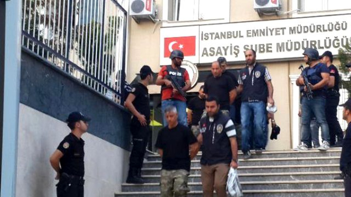 Gözaltına Alınan Askerler Adliyeye Sevk Edildi