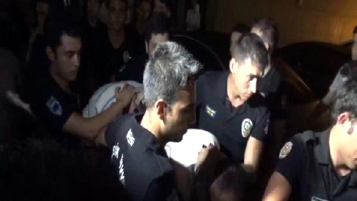 Gözaltındaki Askerler Parmak İzleri Alınması İçin Emniyete Götürüldü