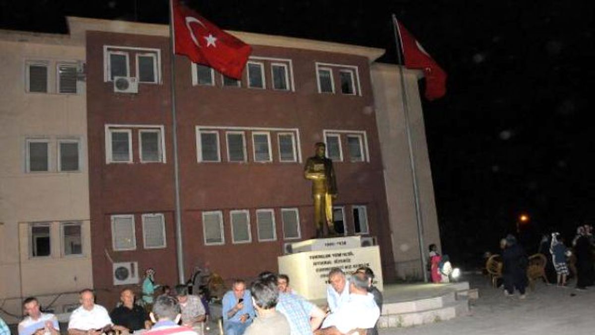 Hakkari\'de Valilik Önünde Darbeye Karşı Nöbet Eylemi