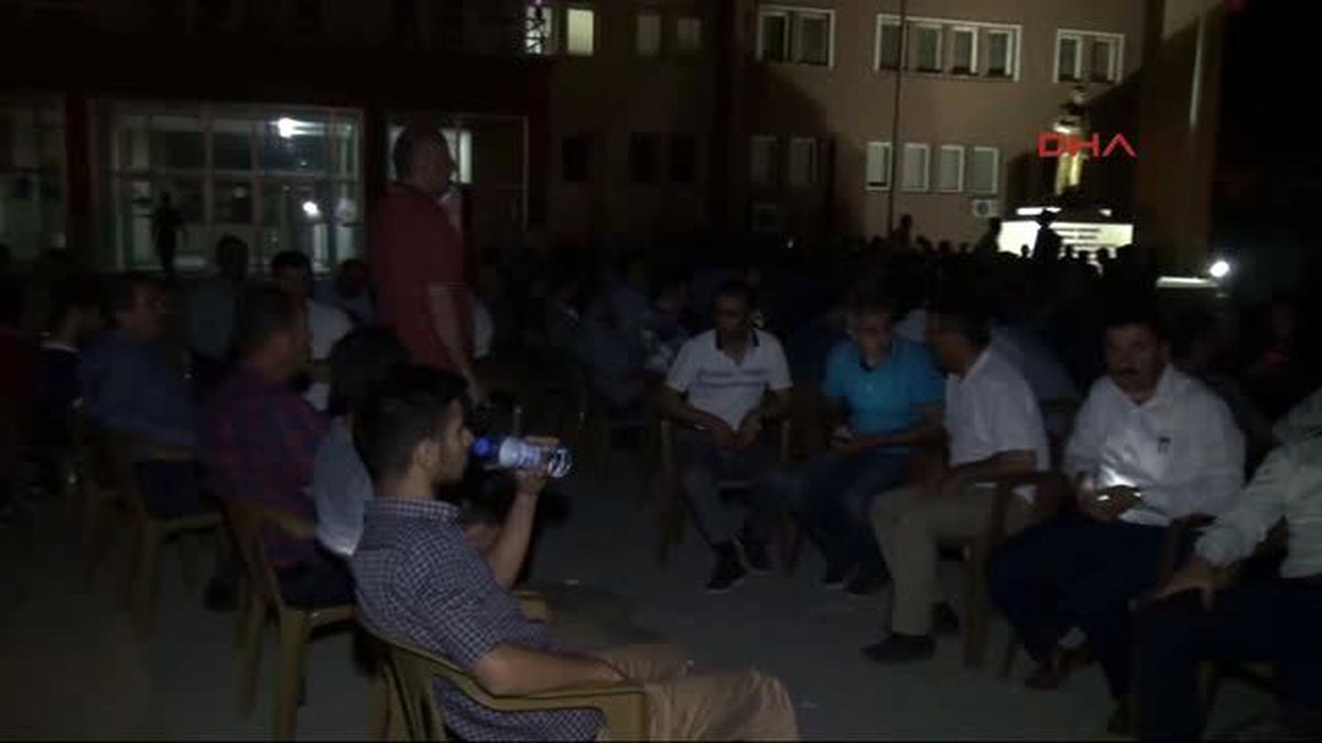 Hakkari\'de Valilik Önünde Darbeye Karşı Nöbet Eylemi
