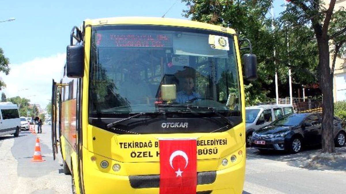 Halk Otobüslerinden Darbeye Türk Bayraklı Tepki