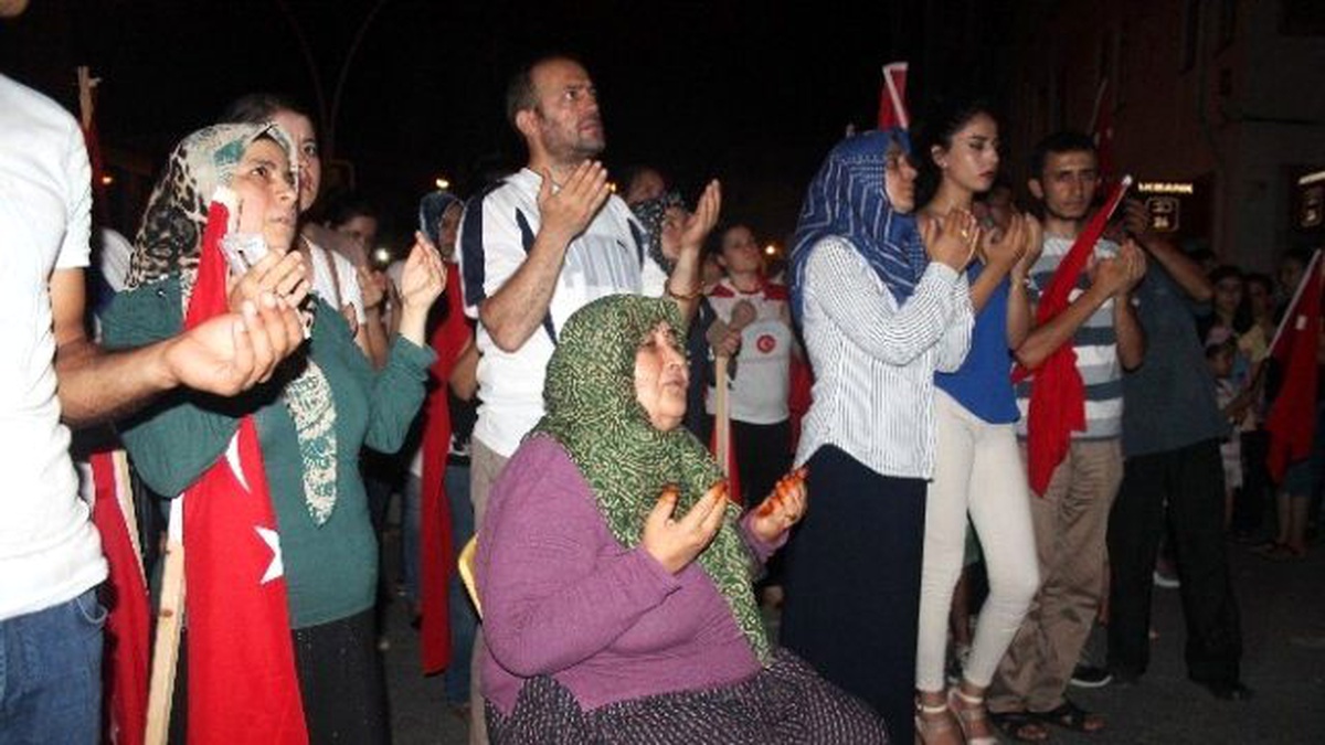 Hatay\'da Siyasiler, Stk\'lar ve Vatandaşlar Demokrasi İçin Birlik Oldu