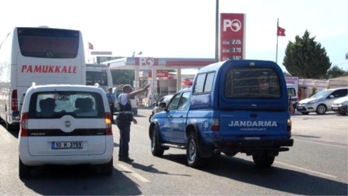 Polis Yol Kontrolünde Jandarma Aracını da Durdurup Aradı