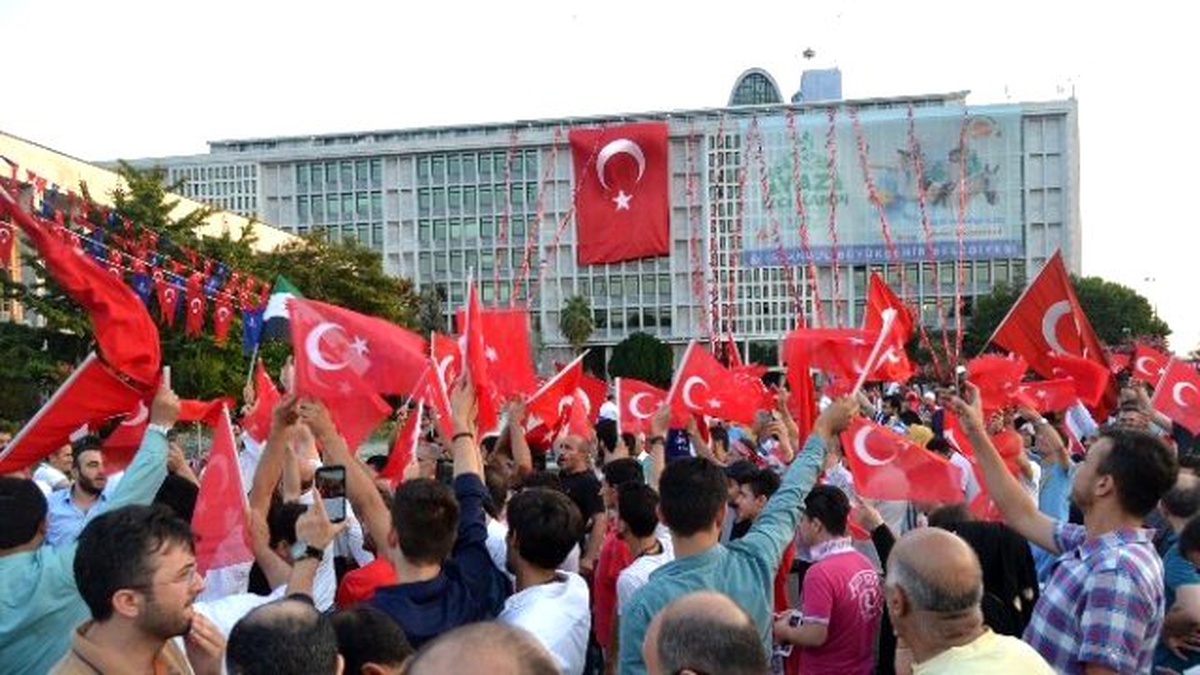İstanbul Büyükşehir Belediyesi Önünde \'Demokrasi Nöbeti\'