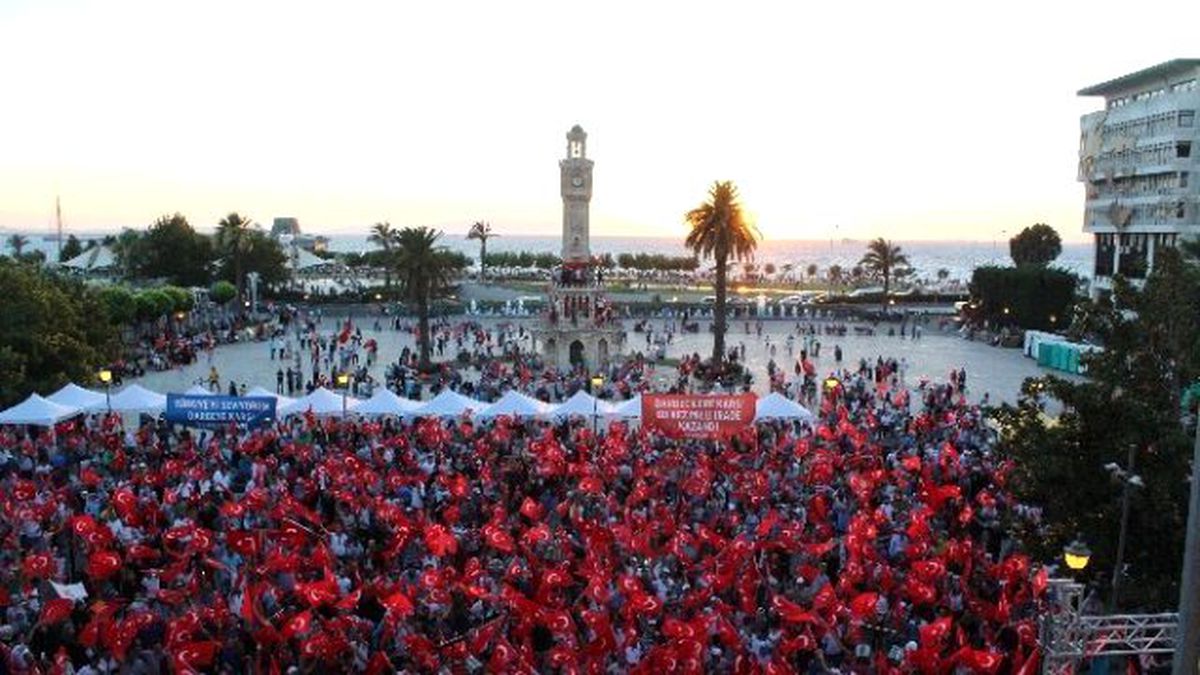 İzmir\'de Binler Meydanda