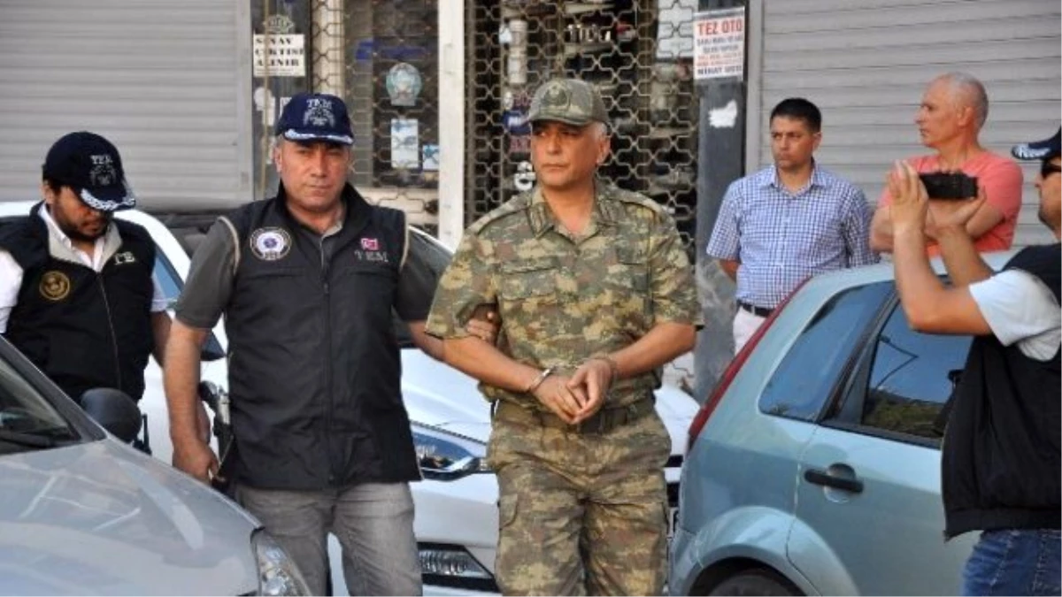 İzmir\'de Gözaltına Alınan Asker Sayısı 79 Oldu