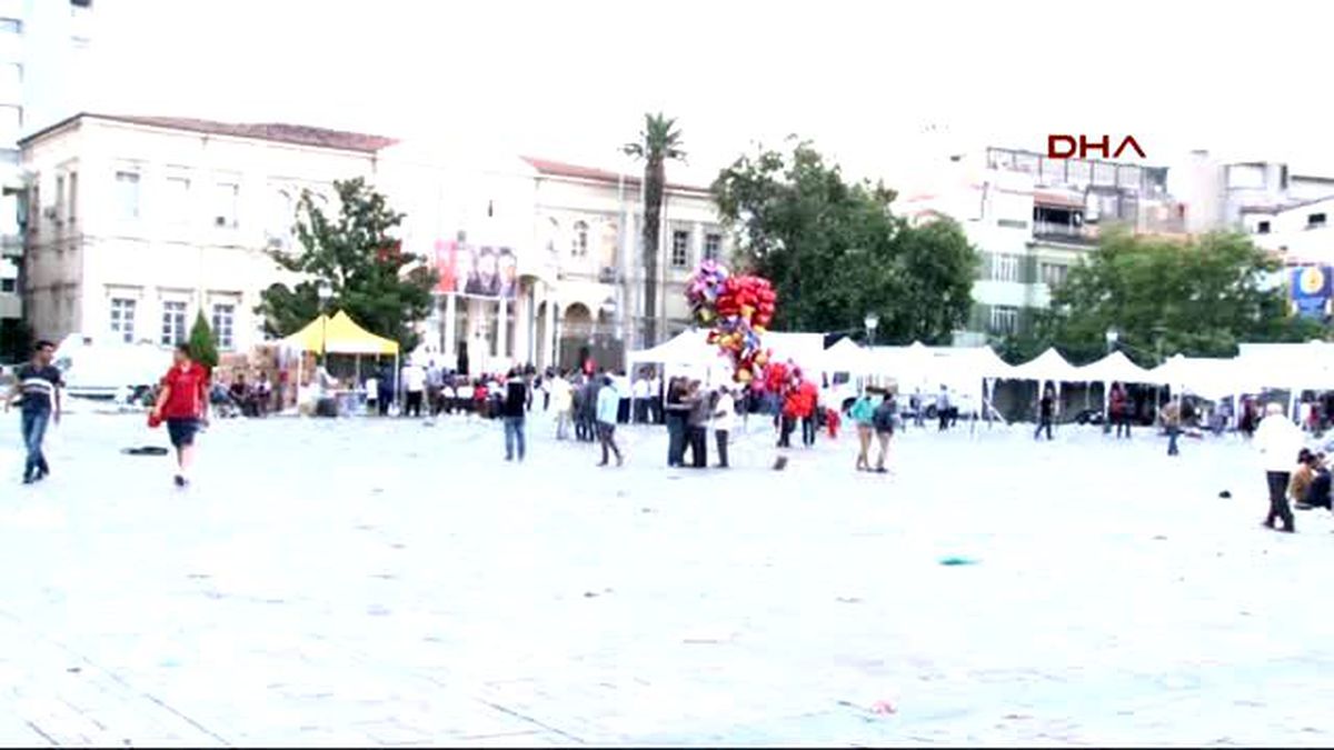 İzmir\'de Halk Meydanda Sabahladı