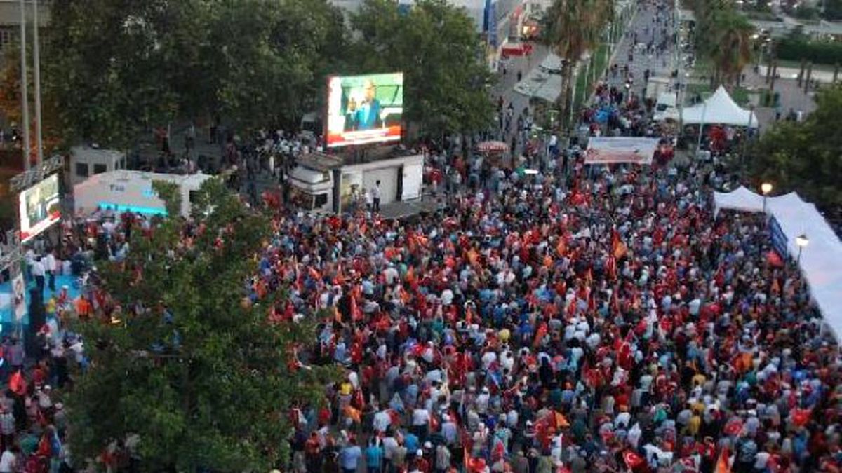 İzmirliler Darbe Karşı Tek Yürek Oldu