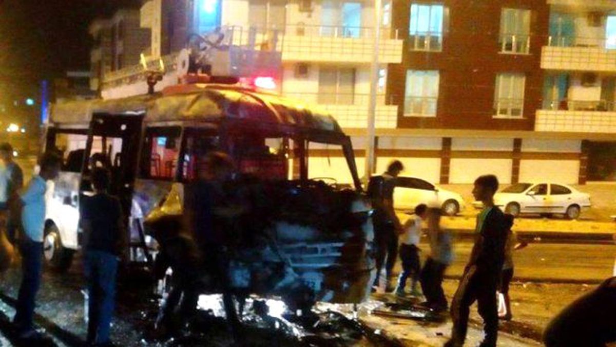 Kaza Geçiren Minibüs Alev Aldı