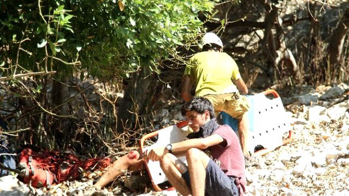 Kelebekler Vadisi\'nde 60 Metreden Düşen Genç Ağır Yaralandı
