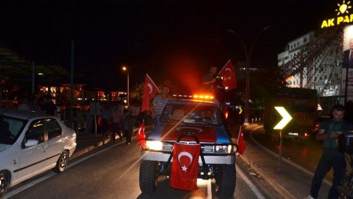 Kocaeli\'de Vatandaşlar Darbe Girişiminin Püskürtülmesini Sokaklarda Kutluyor