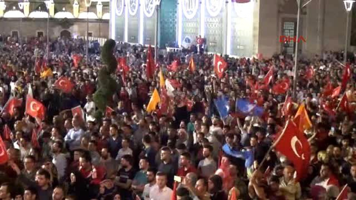 Konya\'da Vatandaşlar Mevlana Meydanı\'nda Buluştu