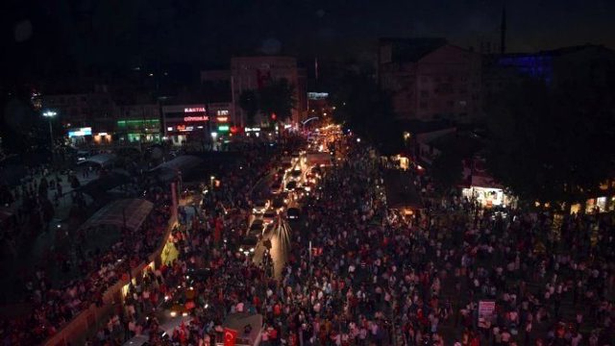 Malatya\'da Binlerce Vatandaş Demokrasi Nöbetini Sürdürüyor