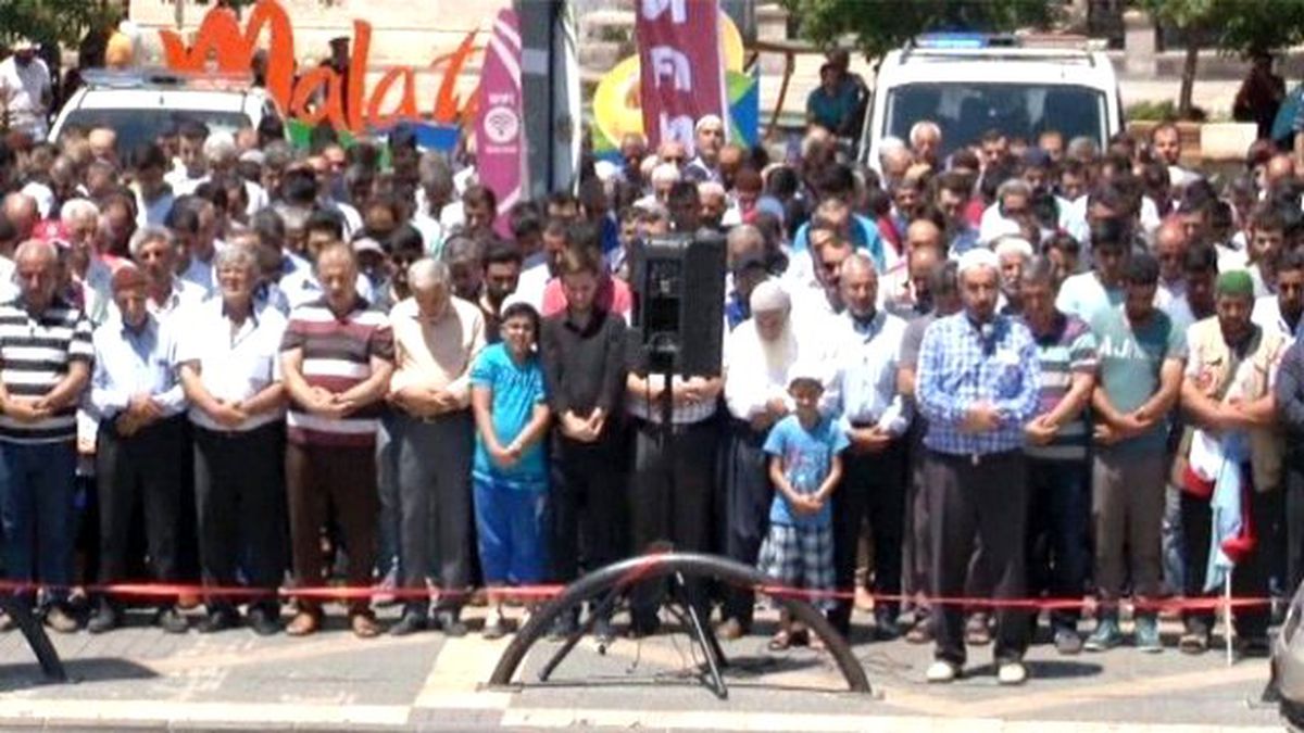 Malatya\'da Binlerce Vatandaş Şehitler İçin Gıyabi Cenaze Namazı Kıldı