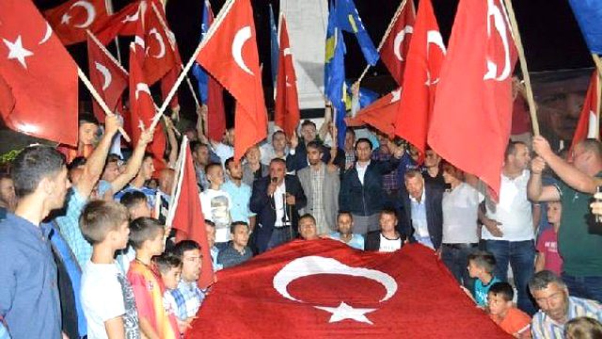 Mamuşa\'da Binlerce Kişi Türkiye\'ye Destek İçin Çanakkale Şehitleri Anıtı Önünde Bir Araya Geldi