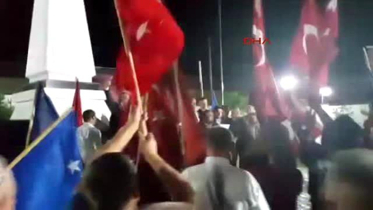 Mamuşa\'da Binlerce Kişi Türkiye\'ye Destek İçin Çanakkale Şehitleri Anıtı Önünde Bir Araya Geldi