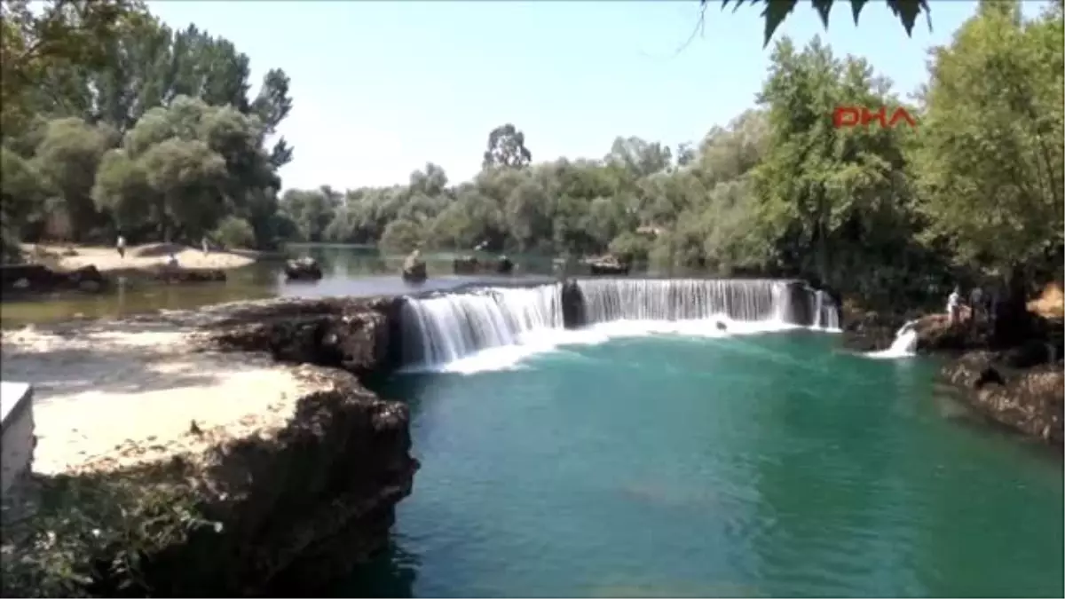 Manavgat Şelalesi\'nde Turistleri Şaşırtan Görüntü