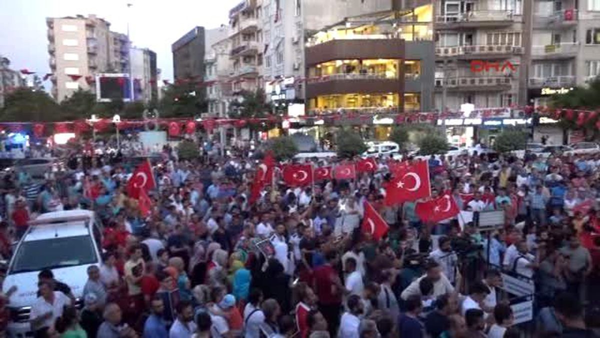 Manisa\'da Askeri Kalkışma Protesto Edildi