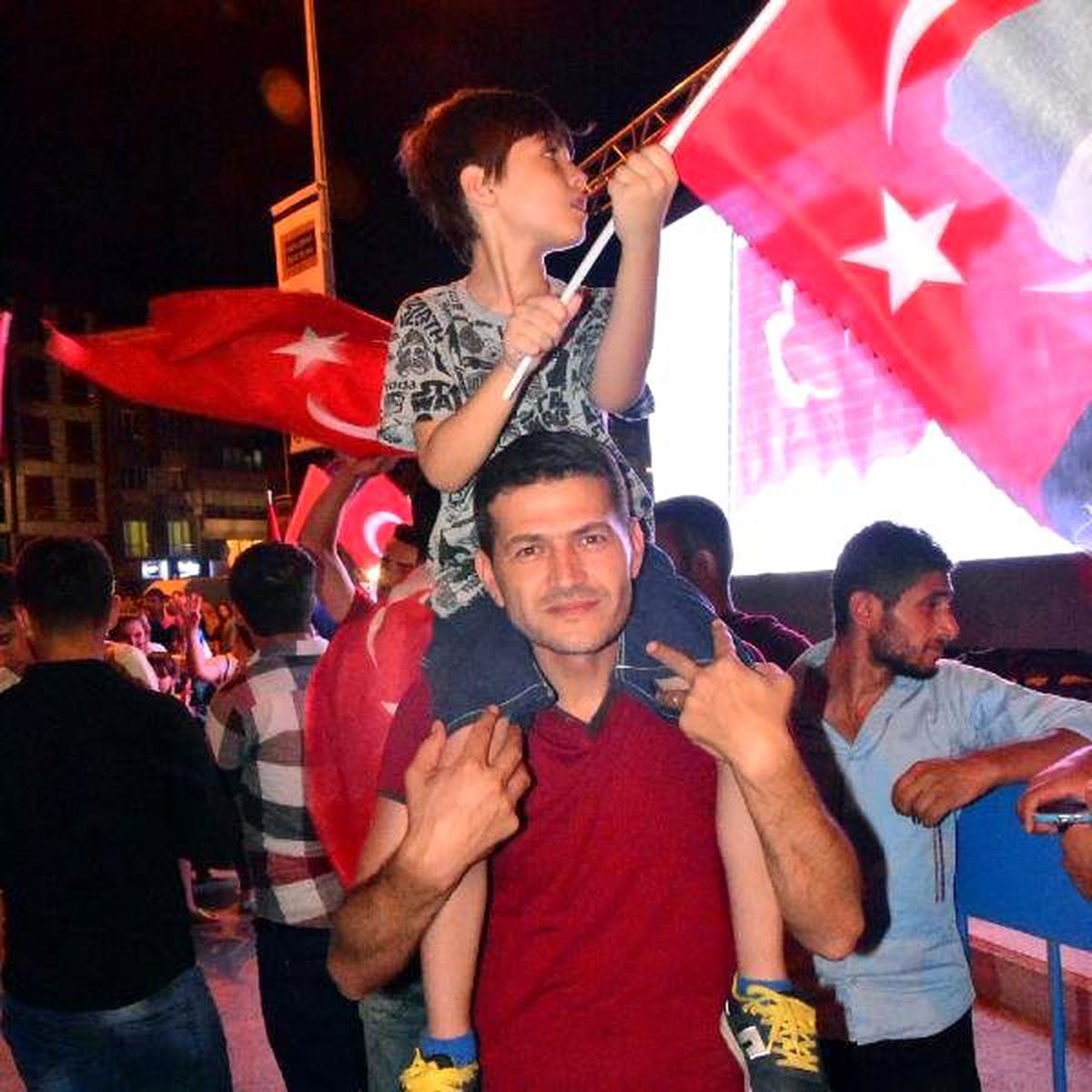 Manisa\'dan "Darbeye Hayır" Sesleri Yükseldi