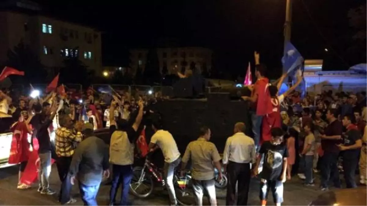 Midyat\'ta Halk Darbe Girişimini Protesto Etti