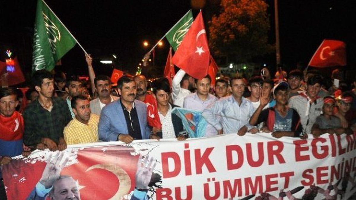Muş\'ta Binlerce Vatandaştan Darbe Girişimi Tepkisi