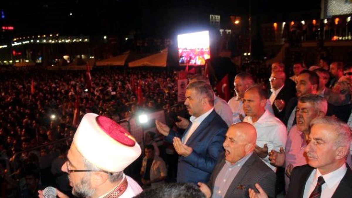 On Binlerce Kişi Demokrasi Şehitleri İçin Gıyabi Cenaze Namazı Kıldı