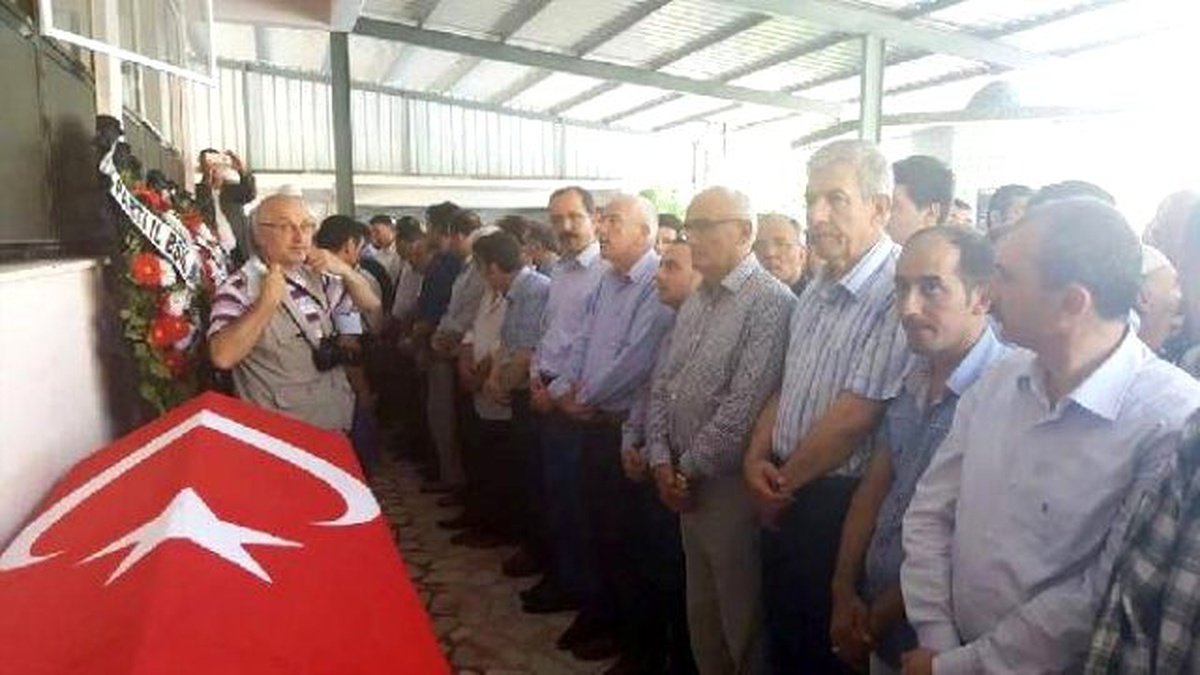 Otomobil İçinde Tankın Ezdiği Şehit Toprağa Verildi