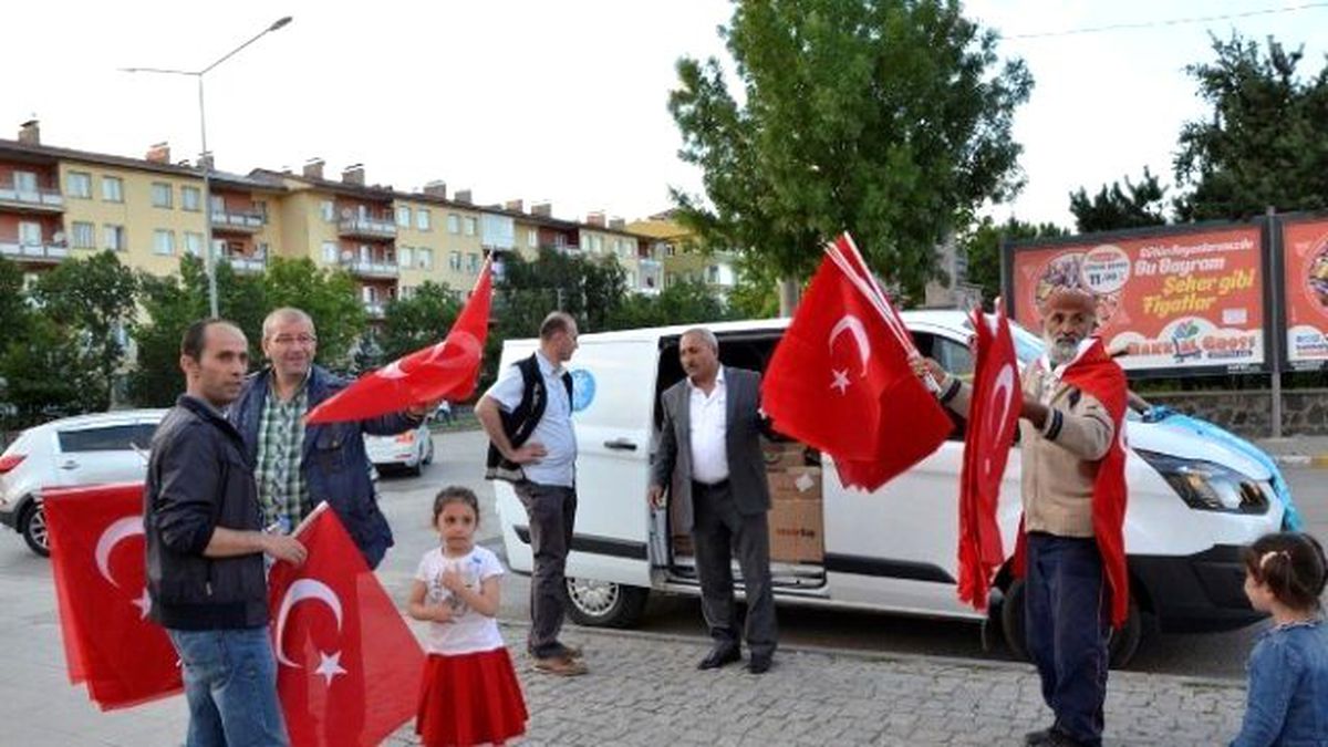 Palandöken Belediyesi 25 Bin Türk Bayrağı Dağıttı