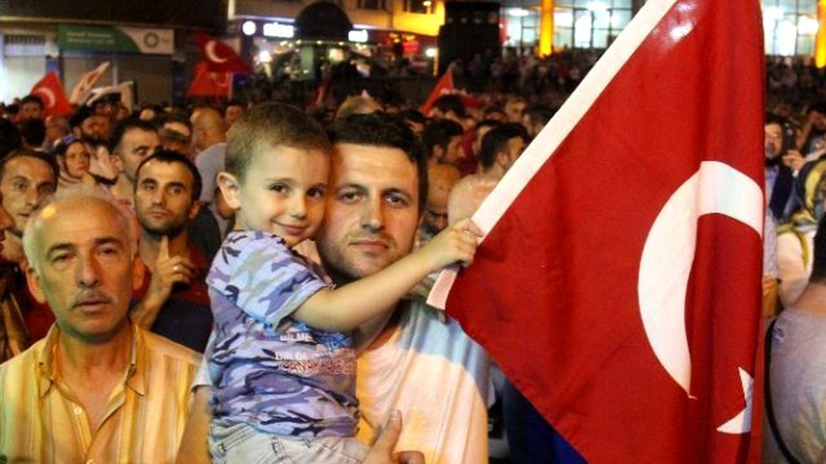 Rizeliler, \'Demokrasi Nöbeti\' İçin Meydanda