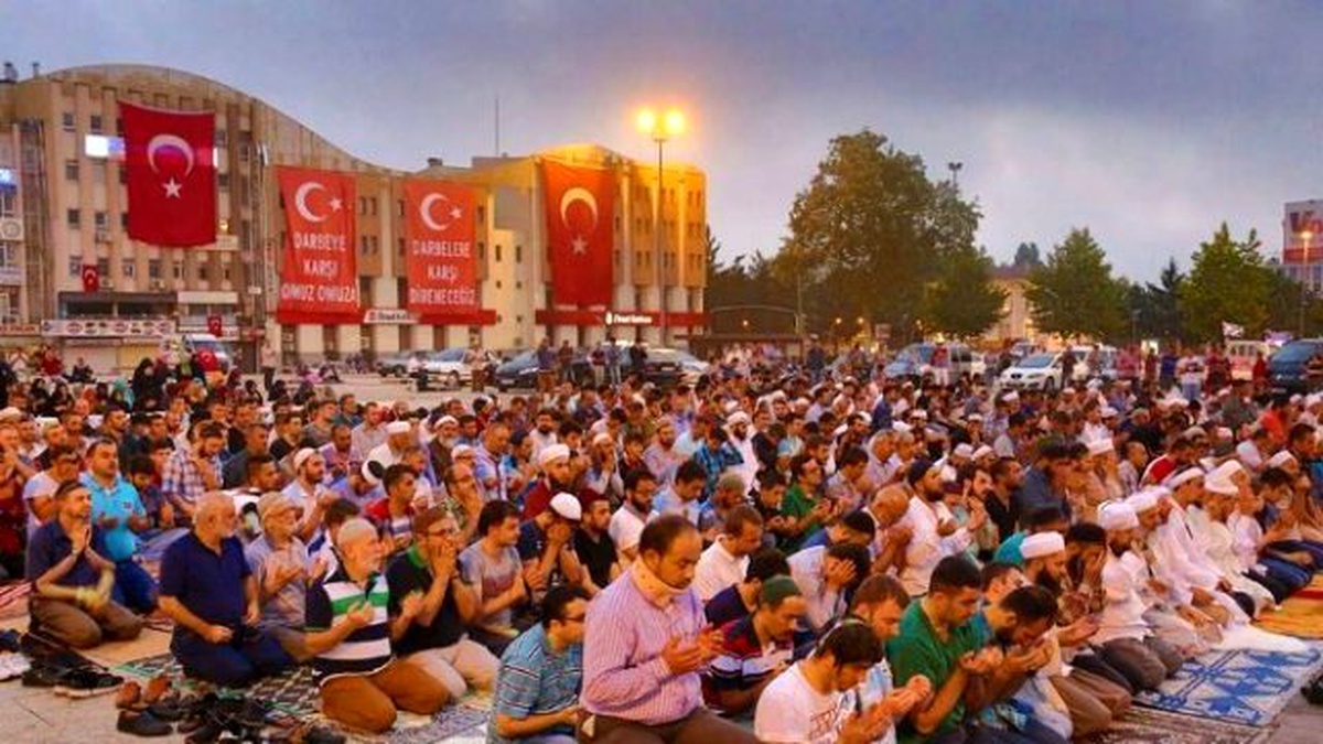 Sakarya\'da Vatandaşlar Sabah Namazını Kent Meydanında Kıldı