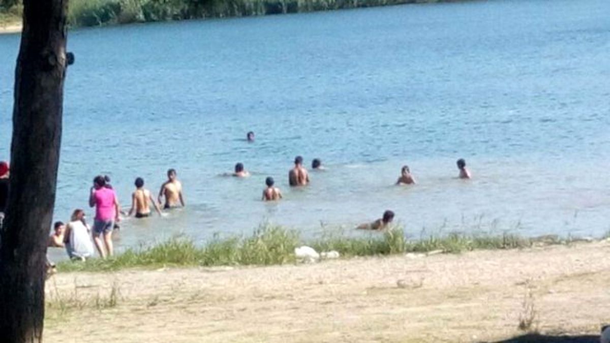 Sıcaktan Bunalan Vatandaşlar Gölette Serinledi