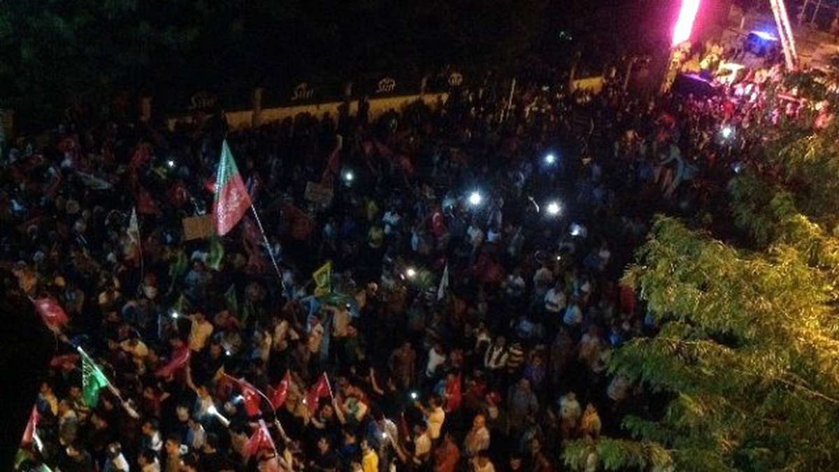 Siirt\'te Halk \'Demokrasi Nöbeti\'nde