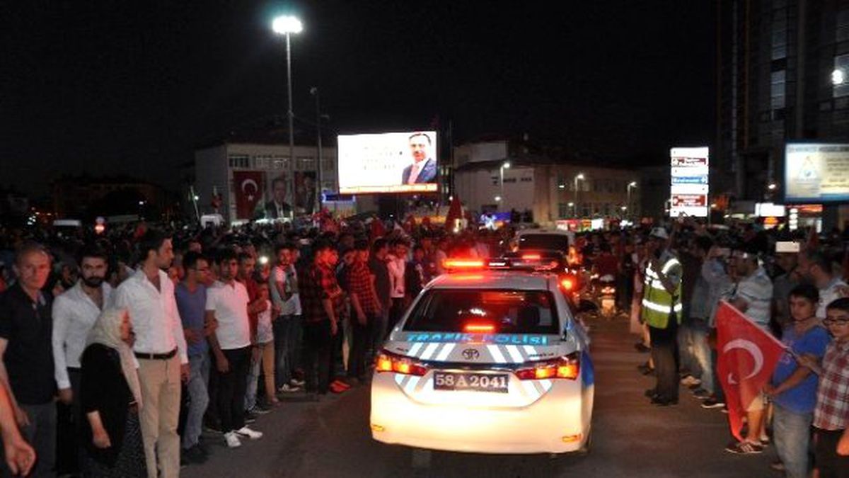 Sivaslı Şehit 4\'üncü Sınıf Emniyet Müdürünü Binler Karşıladı