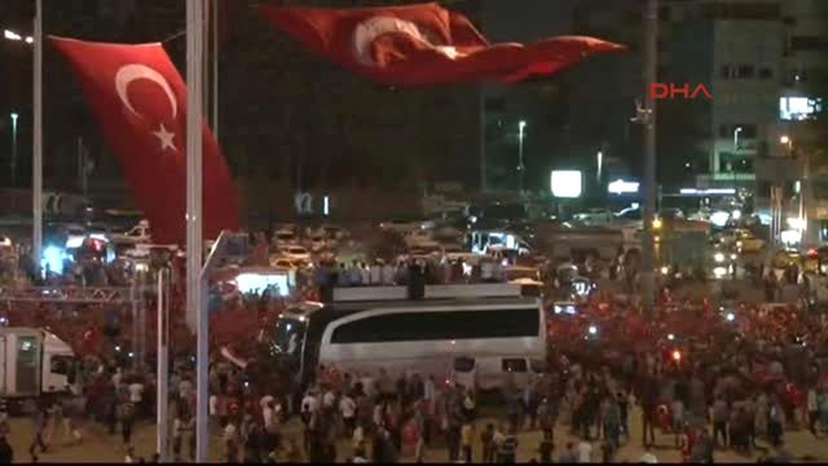 Taksim Meydanı\'nda ve İbb Önünde Coşkulu Kalabalık