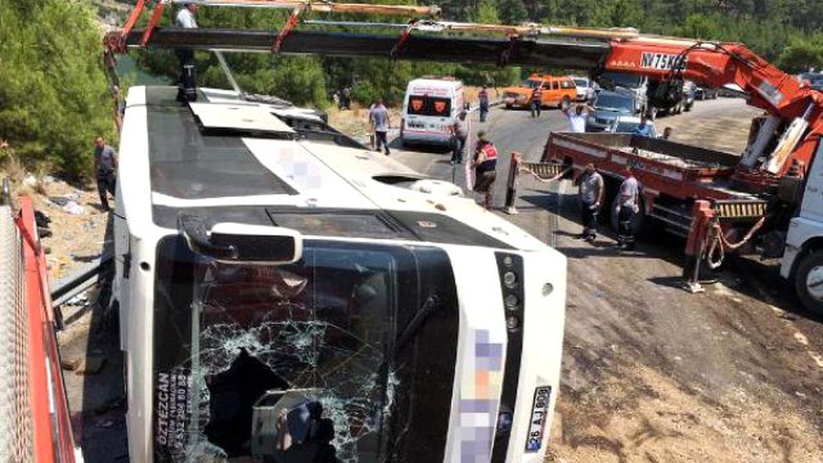 Tatil Dönüşü Tur Otobüsü Devrildi: 6 Ölü, 20 Yaralı (2)- Yeniden