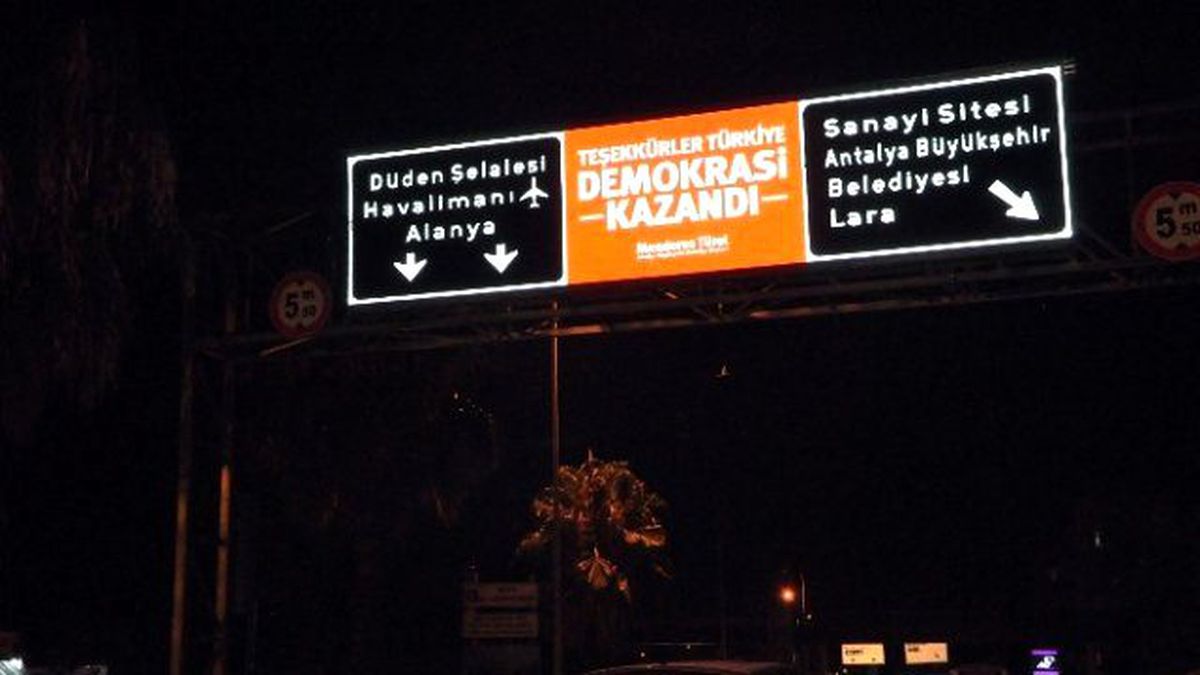 Trafik Levhalarında Demokrasi Vurgusu