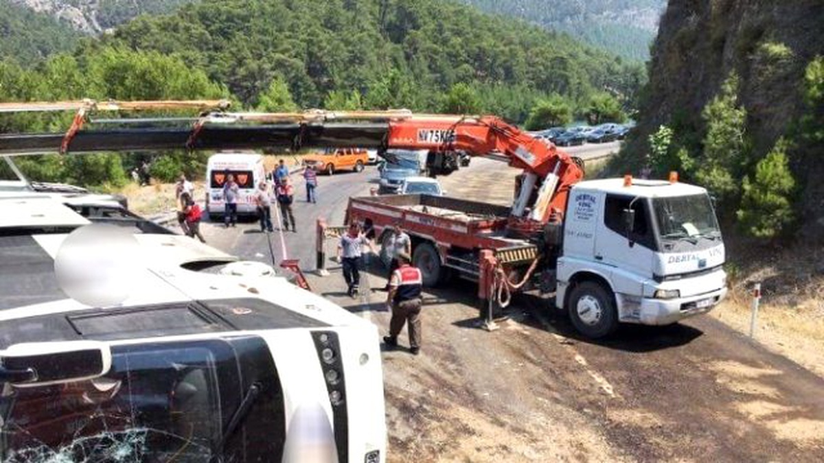 Tur Otobüsü Kazasında Ölenlerin Kimlikleri Tespit Edildi