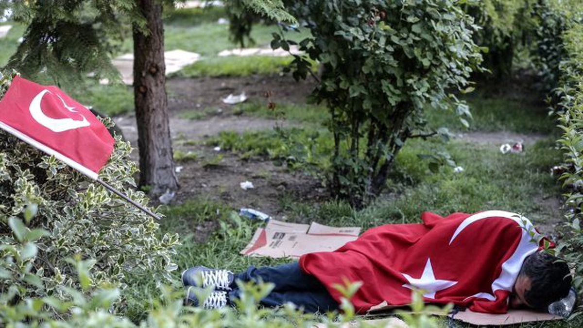 Türk Bayrağına Sarılarak Uyudu