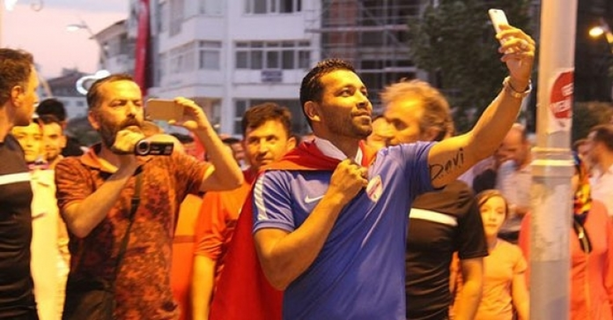 Türkiye Andre Santos\'u Alkışlıyor !