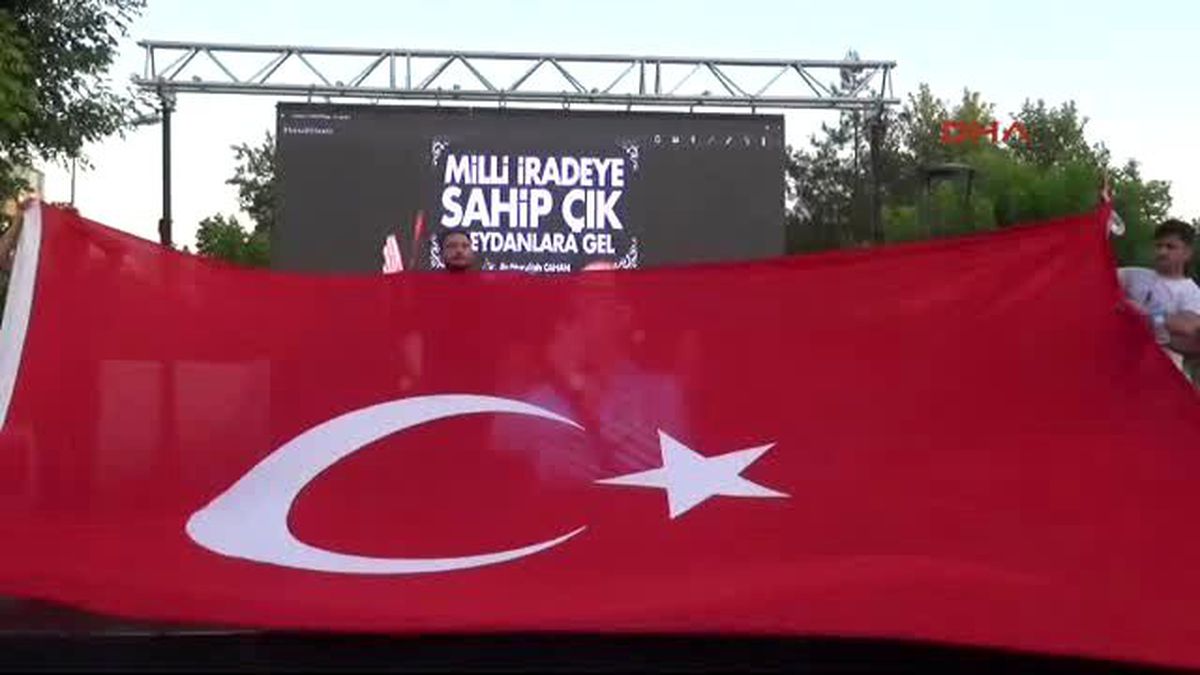 Uşak\'ta 5 Bin Kişi Darbe Girişimini Protesto Etti