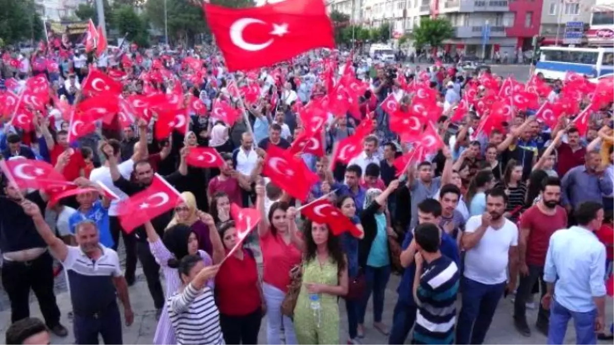 Uşak'ta 5 Bin Kişi Darbe Girişimini Protesto Etti