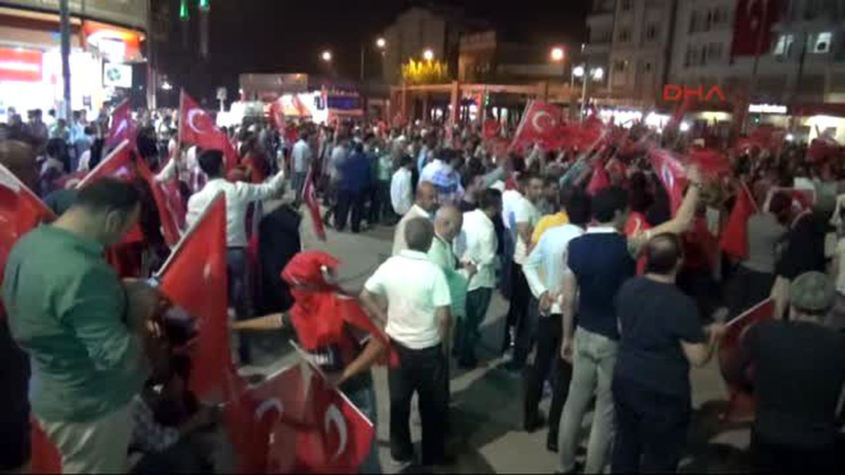 Van\'da Binlerce Kişi Protestolarını Sürdürüyor