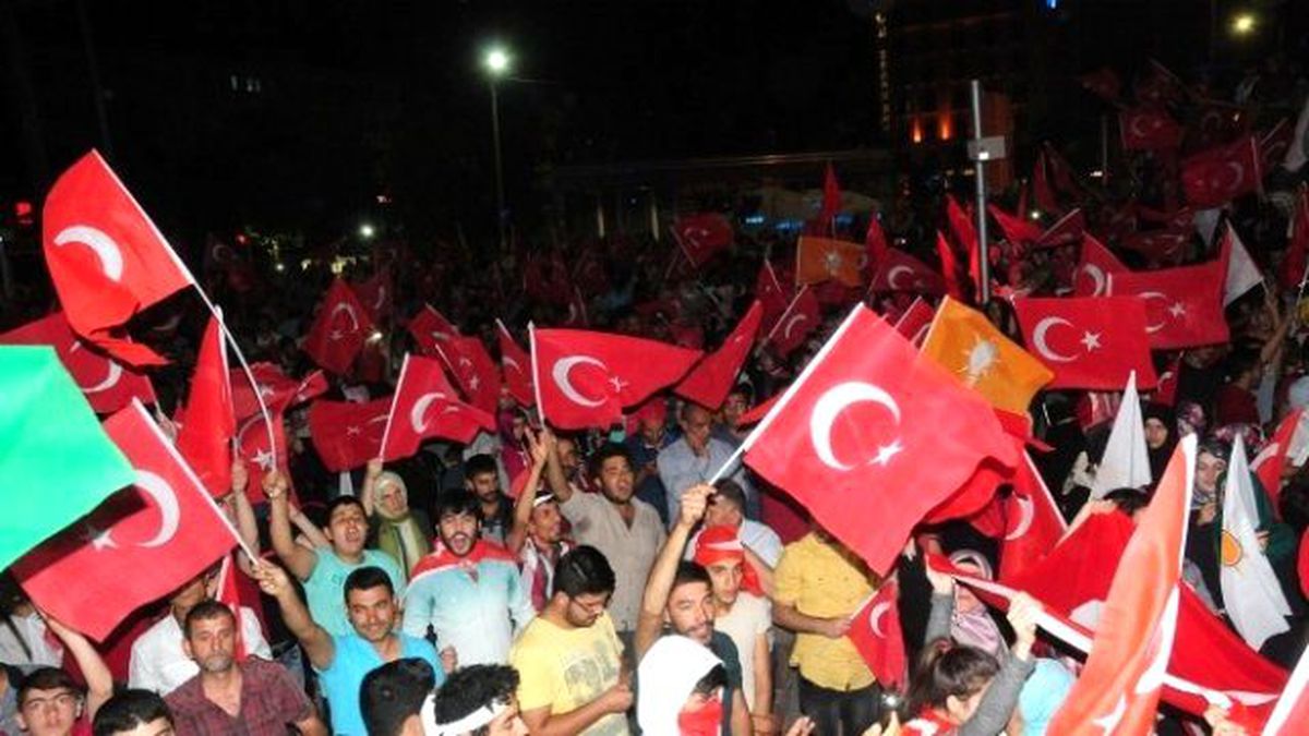 Vanlılar Demokrasi Nöbetinde