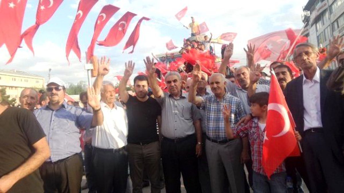 Vanlılar Meydanları Terk Etmiyor