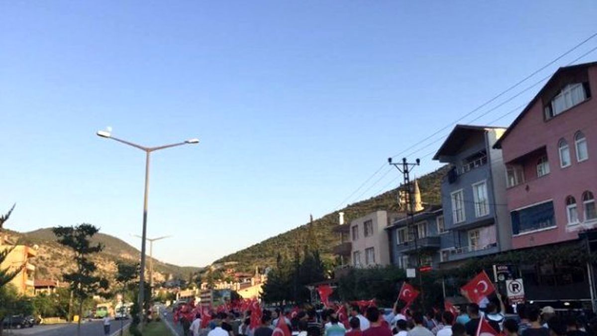Vezirhan\'da Darbe Girişimine Karşı Yürüyüş